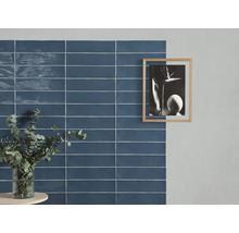 Wandgestaltung mit blauen Fliesen in horizontaler Anordnung