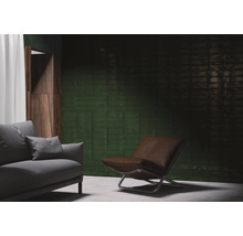 Wohnzimmer mit Sofa, Sessel und Wandfliesen