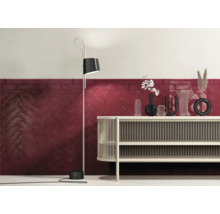 Wandgestaltung mit roten Fliesen im Fischgrätmuster, kombiniert mit einer modernen Stehlampe und einem Sideboard.