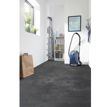 Heller Raum mit dunklem Boden, Leiter, Staubsauger und Regal