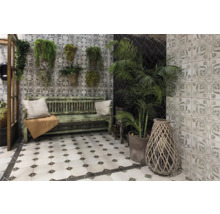 Dekorativer Innenraum mit Vintage-Bank, Zimmerpflanzen und Wandfliesen mit floralem Muster