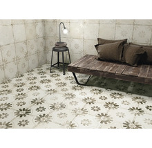 Raumansicht mit Boden- und Wandfliesen mit Blumenmuster, Bank, Hocker und Lampe