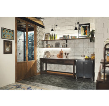 Heller Raum mit Holztisch, Regalen und dekorativen Fliesen für eine stilvolle Einrichtung