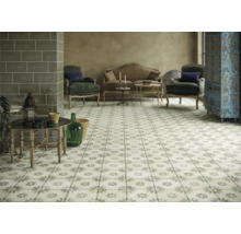 Verlegter Boden mit Fliesen im Vintage-Stil in einem Wohnraum.