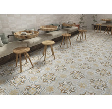 Badezimmer mit Fliesenboden im Vintage-Stil, ergänzt durch Holzhocker und Sofas