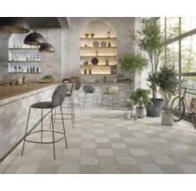 Innenraum mit Bar, Barhockern und Schachbrettfliesen