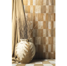 Dekorative Wandgestaltung mit rechteckigen Fliesen und einer Vase mit Pflanzen