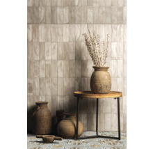 Beispiel einer Wandgestaltung mit länglichen Fliesen sowie Dekoration auf einem Beistelltisch