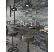 Innenaufnahme eines Bistros mit Fliesenwand, Tresen und Barhockern