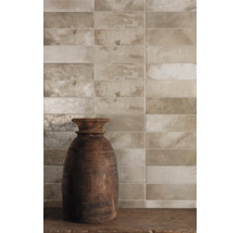 Wandgestaltung mit keramischen Fliesen und einer braunen Dekovase