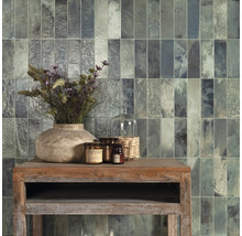 Wandgestaltung mit blaugrauen Fliesen, Holztisch mit Dekoration