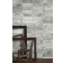 Wandgestaltung mit rechteckigen Fliesen und Holzrahmen