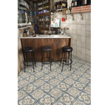 Innenraum mit Bar, Barhockern und Fliesenboden im Retrodesign