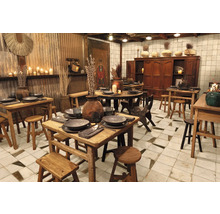 Innenraum mit Tischen, Stühlen und Geschirr im Landhausstil