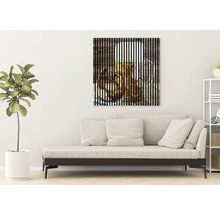 Dekorative Wandkunst mit Bierkrug Motiv über einem Sofa