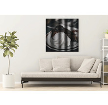 Dekorative Lamellenbild mit Speisen-Motiv über einem Sofa im Wohnzimmer.