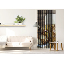 Wohnzimmer mit Sofa, Regal, Lampe und Wandpaneel