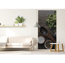 Wohnzimmer mit Couch und Wandpaneel mit Küchenmotiven