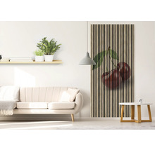 Wohnzimmer mit Sofa, Tisch und Wandpaneel mit Kirschmotiv