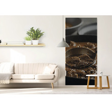 Wohnzimmer mit Sofa und Wandpaneel mit Kaffeebohnenmotiv