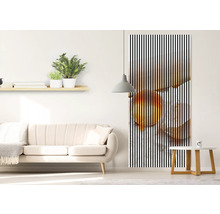 Wohnzimmer mit Sofa, Pflanzen und einem vertikal gestreiften Wandbild von zwei Eiern in einer Pfanne