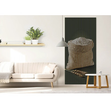 Wohnzimmer mit Sofa, Beistelltisch und Akustikpaneel mit Sackmotiv