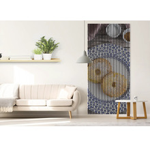 Wohnzimmer mit Sofa und Lamellenbild mit Donut-Motiv