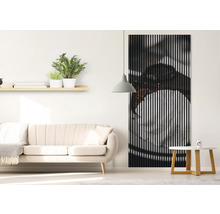 Helles Wohnzimmer mit Sofa, Beistelltisch und Akustikpaneel an der Wand.