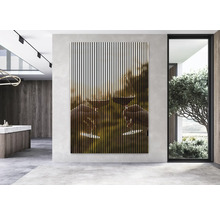 Wandbild mit einem Motiv von anstoßenden Weingläsern in einem modernen Raum.