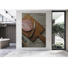 Dekoratives Wandpaneel mit Wurstmotiv auf Holzbrett im Innenraum.