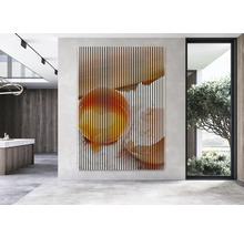 Dekoratives Wandbild mit abstraktem Motiv in einem hellen Raum