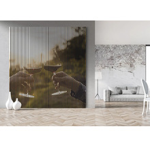 Wandpaneel mit Motiv von zwei anstossenden Weingläsern in einem Wohnraum