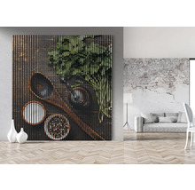 Akustikbild mit einem Motiv von Kräutern, Gewürzen und Küchenutensilien an einer Wand