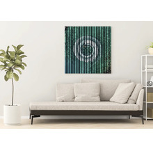 Wohnzimmer mit Sofa und Wandbild mit grafischem Motiv