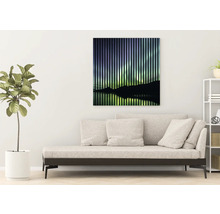 Dekoratives Wandbild mit vertikalen Linien und Landschaftsmotiv über einem Sofa