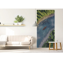 Wohnzimmer mit Sofa und Wandpaneel mit Kajakfahrer-Motiv