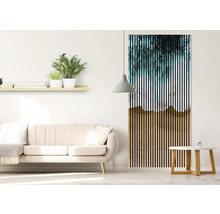 Wohnzimmer mit Sofa, Tisch, Lampe, Wandregal mit Pflanzen und einem Wandpaneel mit Streifenmuster