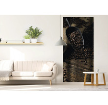 Wohnzimmer mit Sofa, Beistelltisch, Lampe und Akustikpaneel mit Kaffeebohnenmotiv