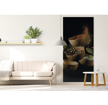 Wohnzimmer mit Sofa, Beistelltisch und Wandpaneel mit Küchenmotiv