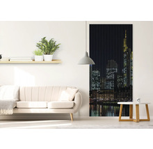 Wohnzimmer mit Sofa, Tisch und Wandpaneel mit Skyline-Motiv