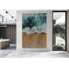 Dekoratives Wandpaneel mit vertikalen Streifen und abstraktem Muster in einem modernen Raum