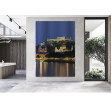 Modernes Wohnzimmer mit einer Wanddekoration aus Holzlamellen, die eine abendliche Stadtlandschaft zeigt