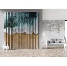 Wohnraum mit Wandpaneel in Holzoptik und abstraktem Muster