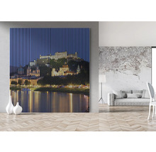 Dekoratives Wandbild mit Stadtansicht und Holzlamellenstruktur im Wohnraum.