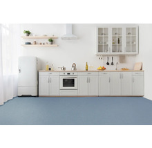 Helle Küche mit Einbauküche, Kühlschrank und Küchenboden