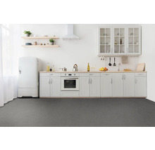 Helle Küche mit Küchenschränken, Kühlschrank, Herd, Spüle und Regalen