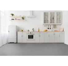 Helle Küche mit Einbauschränken, Regalen und Geräten