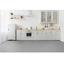 Helle Küche mit Einbauküche, Regalen und Retro-Kühlschrank