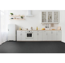 Helle Küche mit Küchenzeile, Kühlschrank und dunklem Bodenbelag