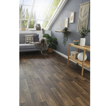 Wohnzimmer mit grauem Sofa, Holzregal und Laminatboden in Holzoptik